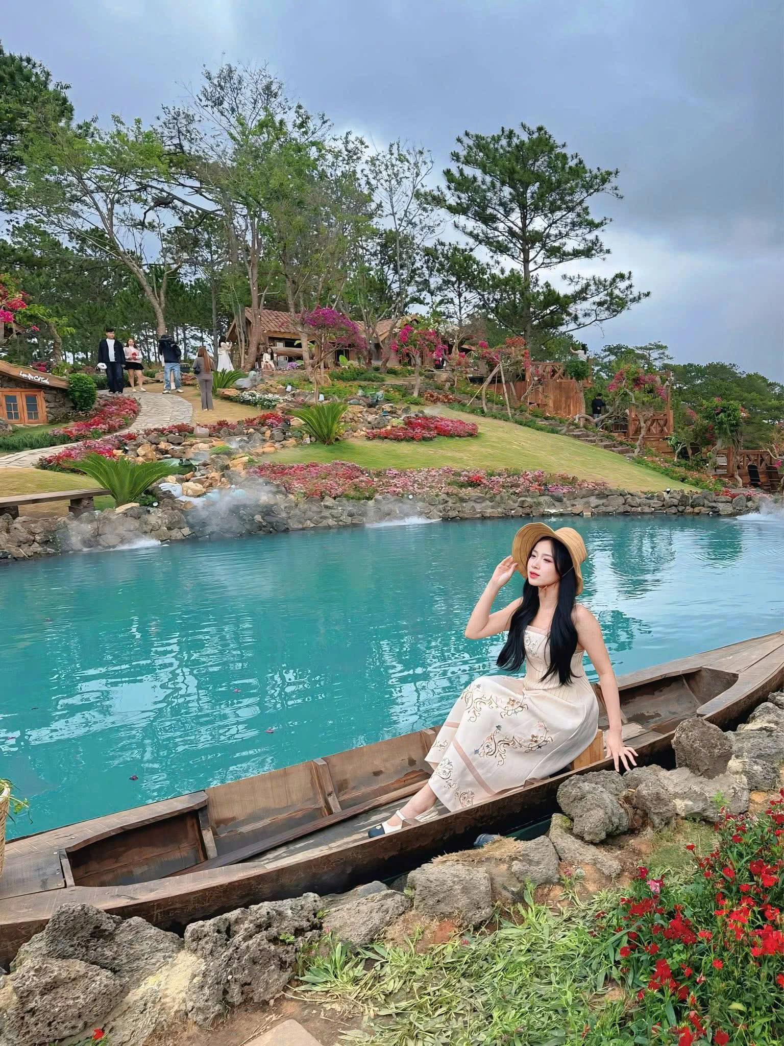 Hồ nước trung tâm của Lạc Hư Cổ Trấn