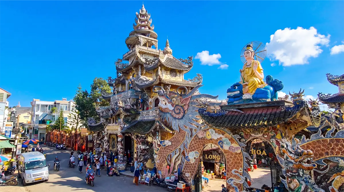 Văn khấn chùa Linh Phước - Không gian chiêm bái Chùa Ve Chai