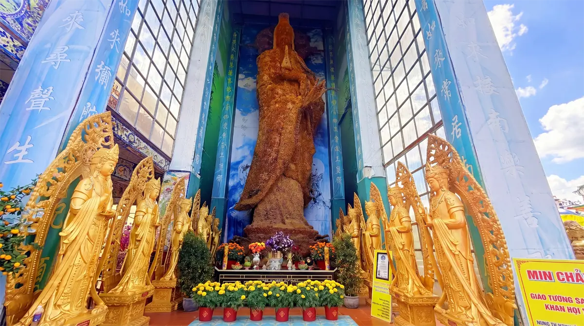 Hành lễ trước tượng Quan Âm hoa bất tử - Văn khấn chùa Linh Phước